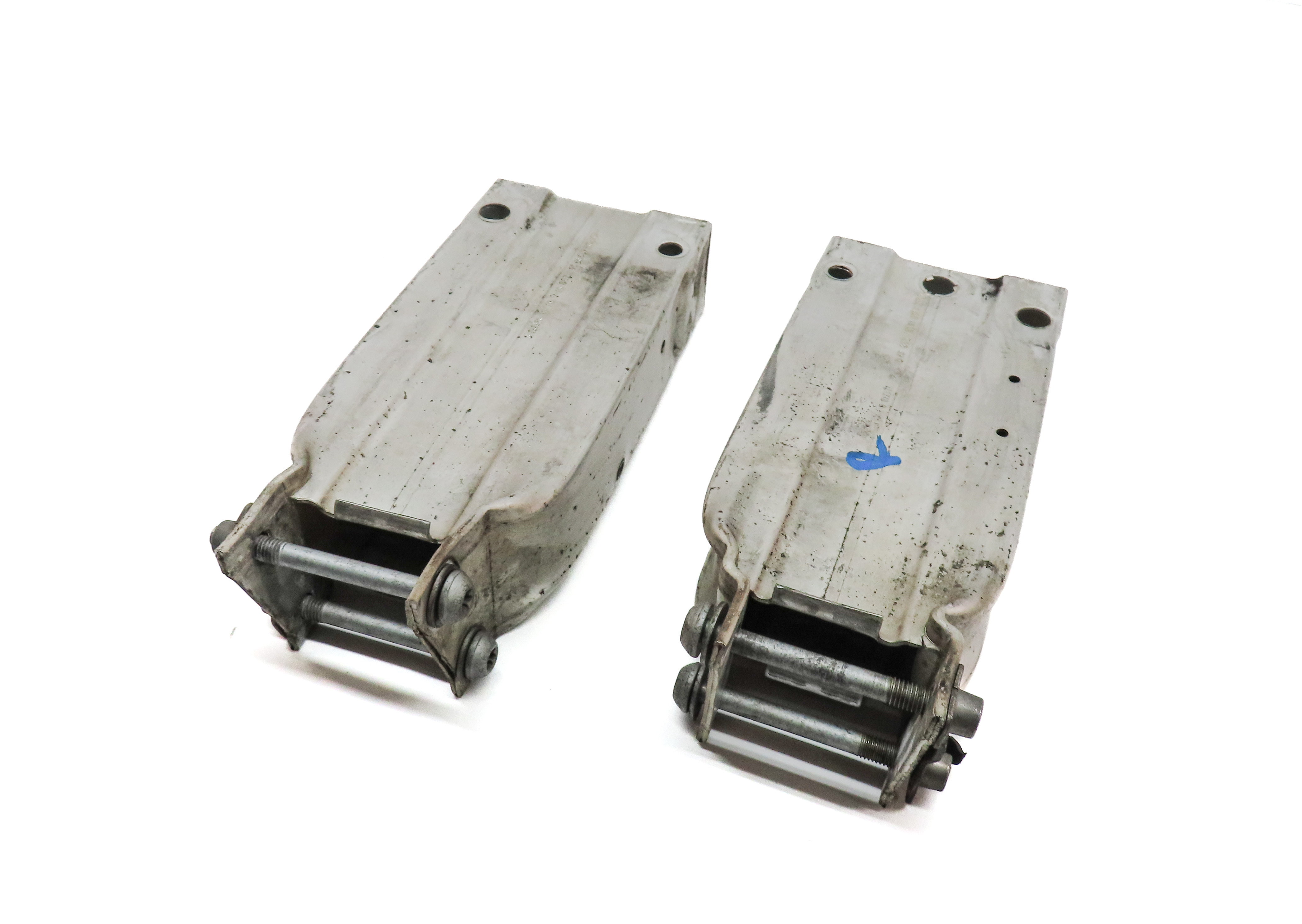 10-18 MERCEDES E300 E350 E400 E550 CLS550 FRONT LEFT/RIGHT BUMPER BRACKET SET/2 — exact item pictured